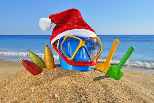 Zabawki zebrane w człowieka na plaży Morza
