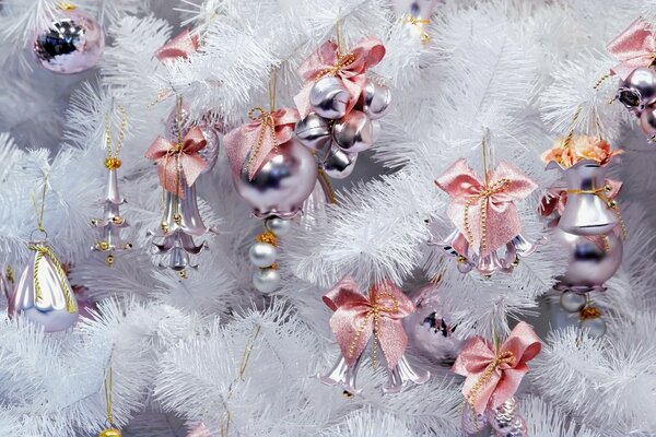 Arbre de Noël blanc avec ornements