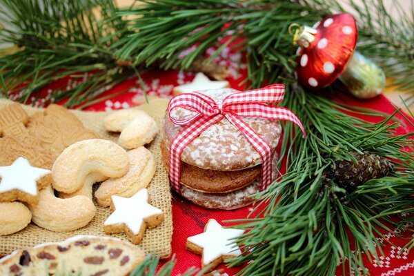 Galletas de jengibre de año nuevo decoradas con cinta