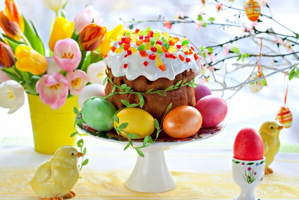 Torta di Pasqua con uova colorate