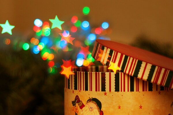 Caja de Navidad de la que vuelan las luces brillantes