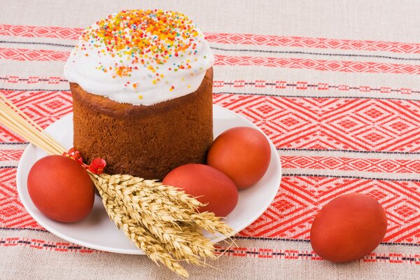 Pastel de Pascua en un plato de huevos teñidos