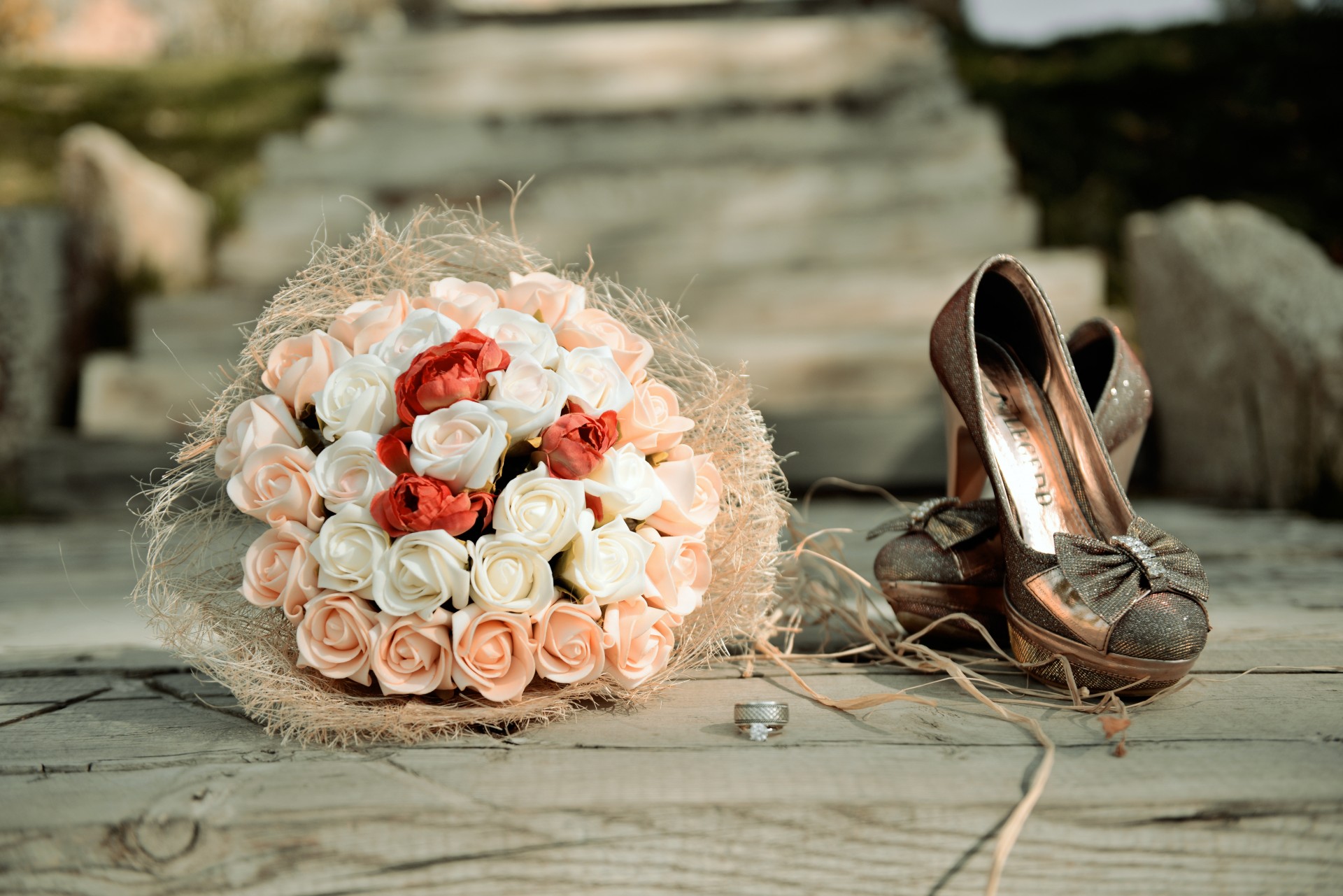 blumenstrauß schuhe blumen rosen hochzeit