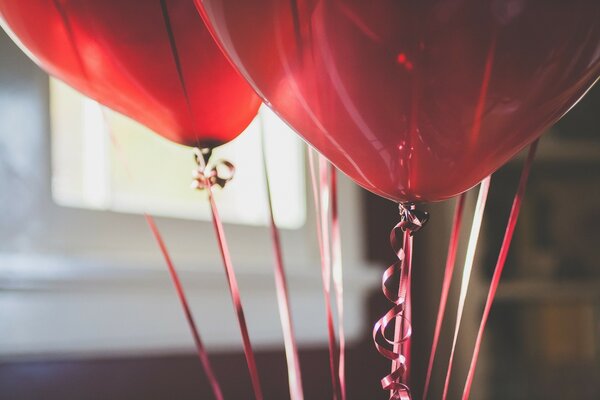 Czerwone balony na wstążce