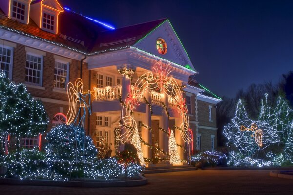 Hermosa casa en luces de año nuevo