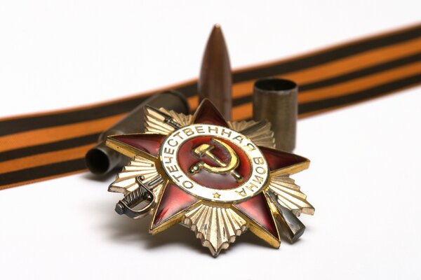 Отечественная война - медаль ветерана, гильзы и полосатая ленточка