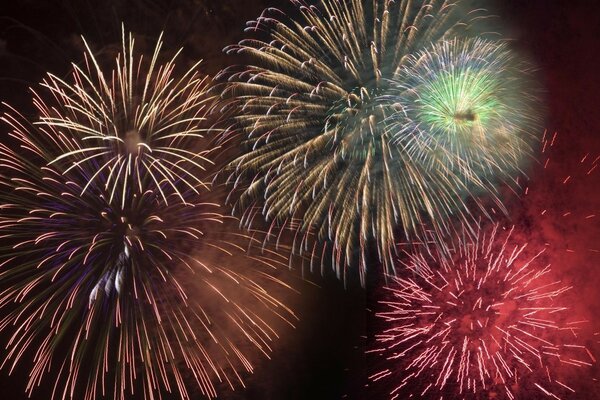 Feuerwerk am dunklen Himmel Hintergrund