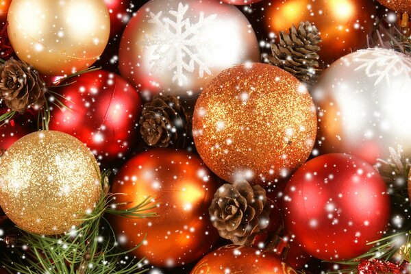 Снежинки и шары белого, красного и золотого цвета на новый год