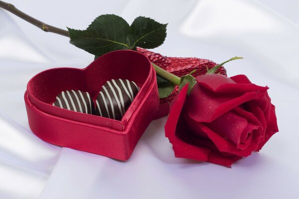 Красное сердце с конфетами и розой