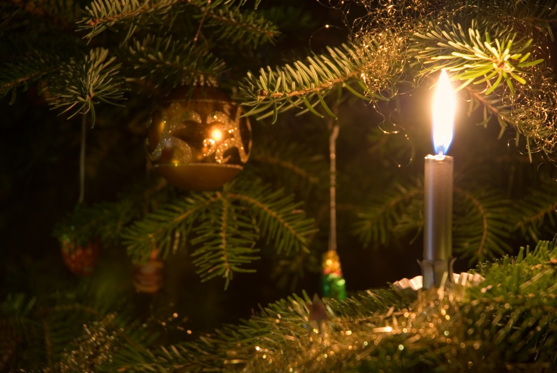 árbol de navidad año nuevo vela peligroso poner vela en el árbol de navidad calor fuego juguetes