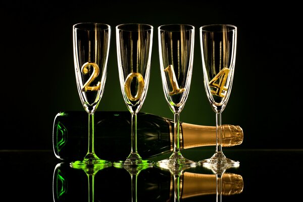 Bottiglia di champagne e bicchieri da vino per il nuovo anno