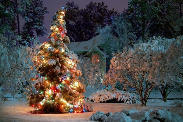 Árbol de Navidad con guirnaldas