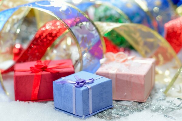 Weihnachtsgeschenke unter dem festlichen Weihnachtsbaum