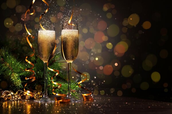 Due bicchieri di champagne per il nuovo anno