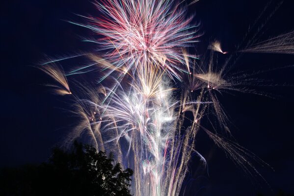 Der Nachthimmel erhellte ein helles Feuerwerk