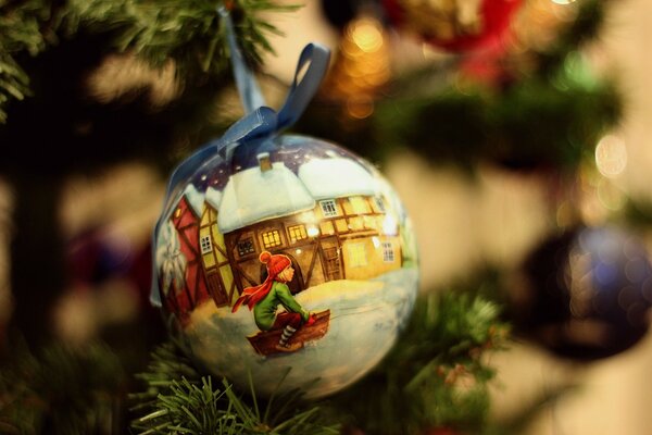 Árbol de Navidad en año nuevo con un juguete pintado