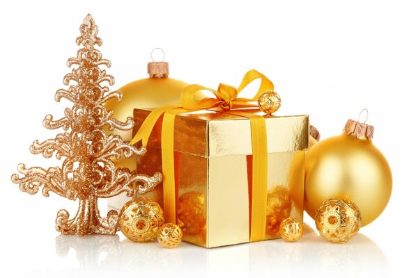 Neujahrsgeschenk in einer goldenen Box. Goldene Christbaumkugel