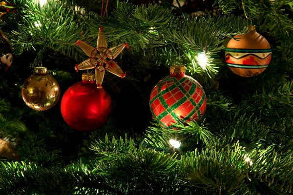 Weihnachtsbaum mit Dekorationen und Spielzeug