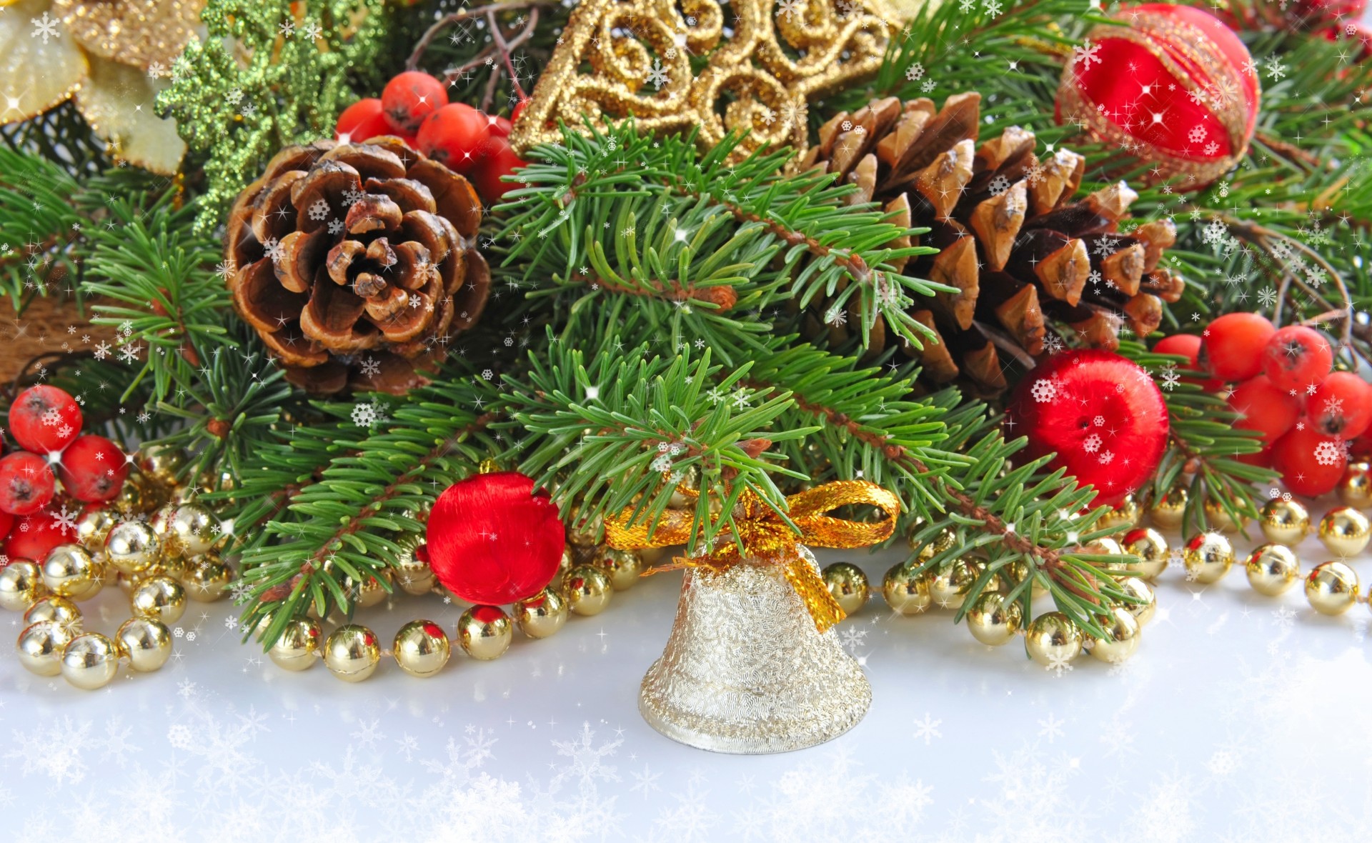 weihnachtsbaum schneeflocken zapfen neujahr glocke beeren zweige weihnachtsdekoration