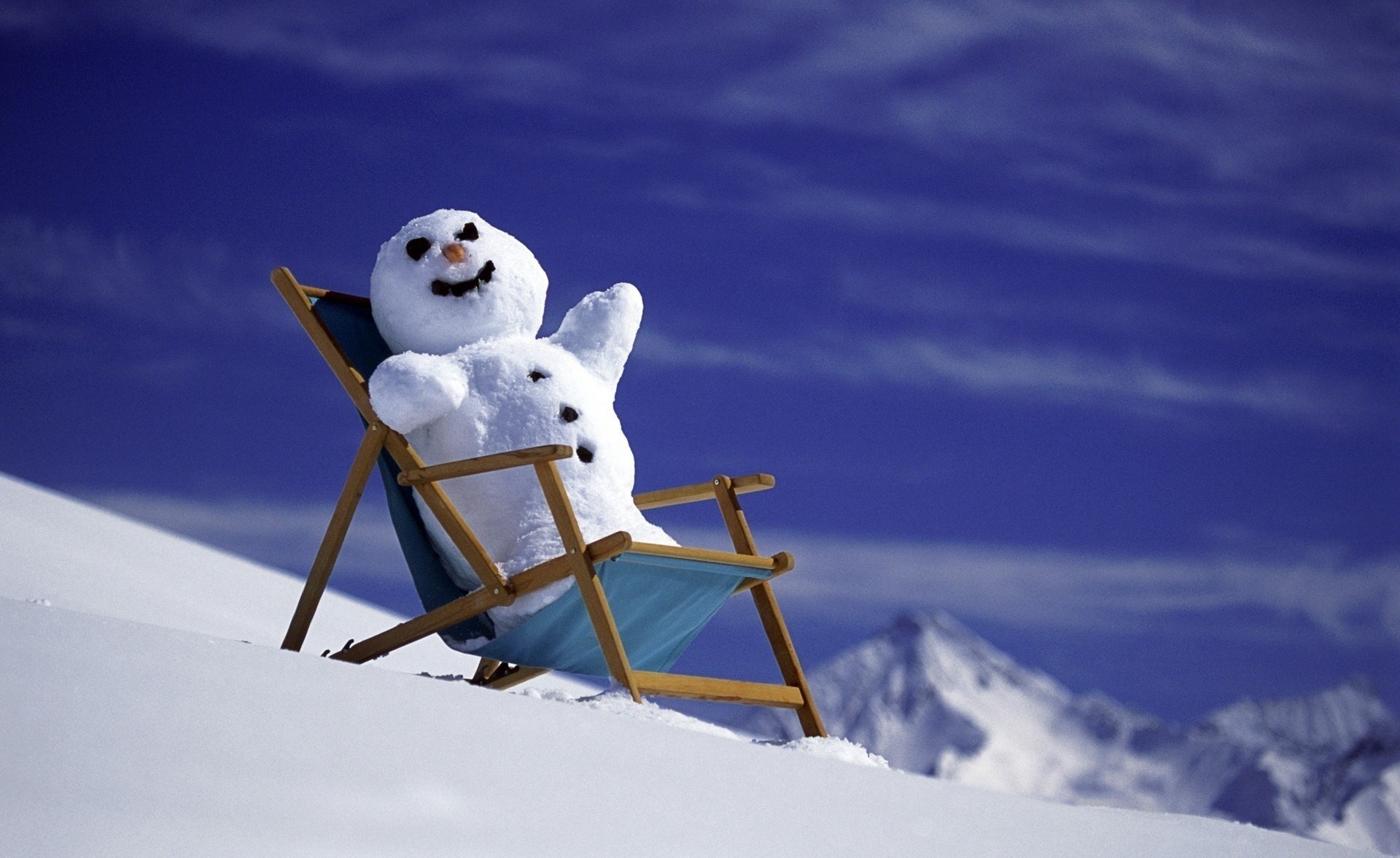 sol muñeco de nieve montañas nieve año nuevo