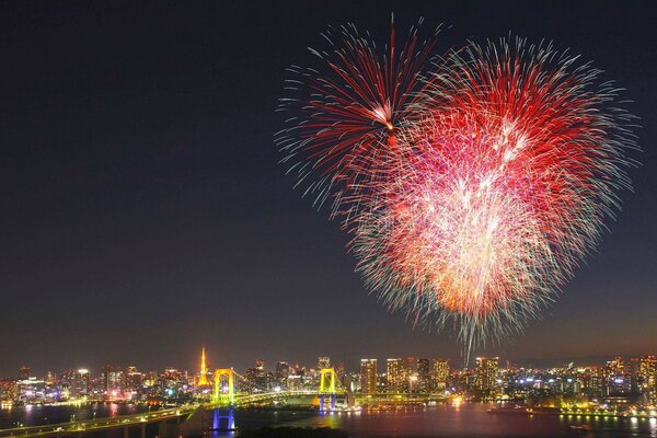 La ciudad nocturna se ilumina con fuegos artificiales