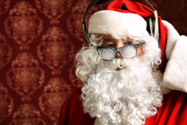 Papá Noel con barba larga con gafas