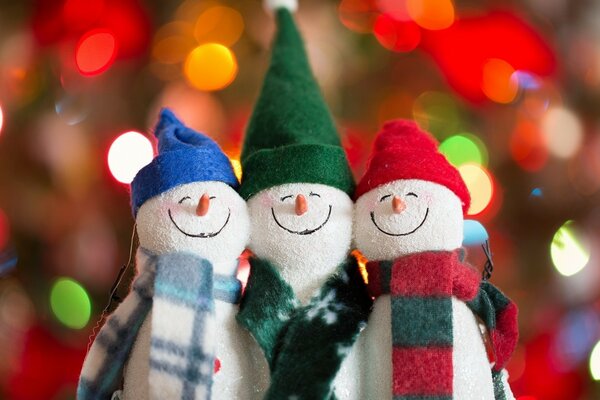 Tres muñecos de nieve, juguetes de Navidad, luces