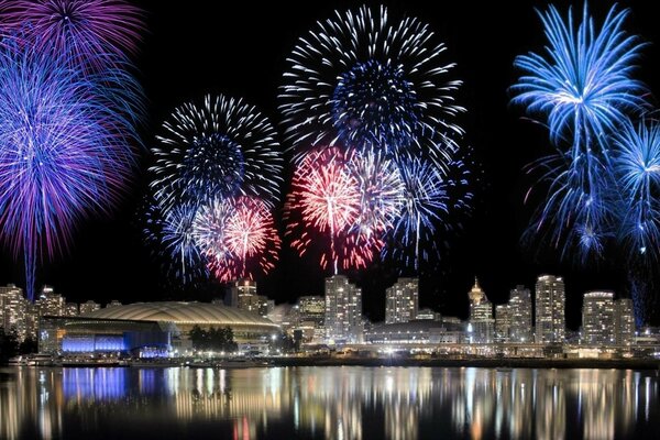 Nächtliches Feuerwerk in einer hektischen Stadt