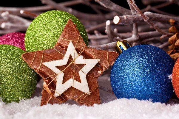 Hermosos juguetes de Navidad, bolas de colores