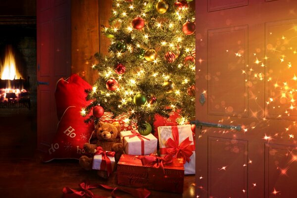 Hermoso árbol de Navidad con regalos