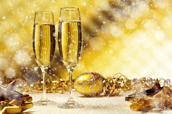 Новогодние обои золотого цвета с шампанским