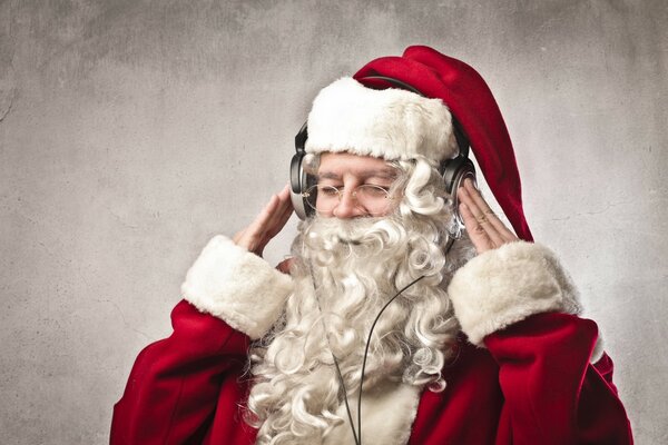 Santa Claus en el año nuevo en los auriculares