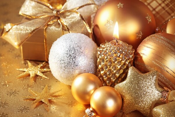 Рождественские золотые украшения. Шары, звезды и свеча
