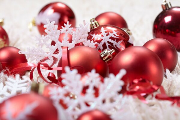 Decorazioni natalizie, palline rosse , fiocchi di neve , nastri