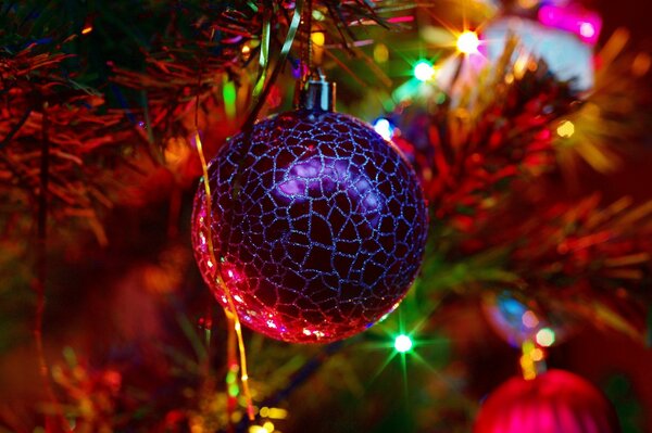 Decorazione dell albero di Natale su un ramo in luci scintillanti