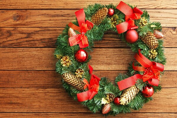 Corona de Navidad con cinta roja