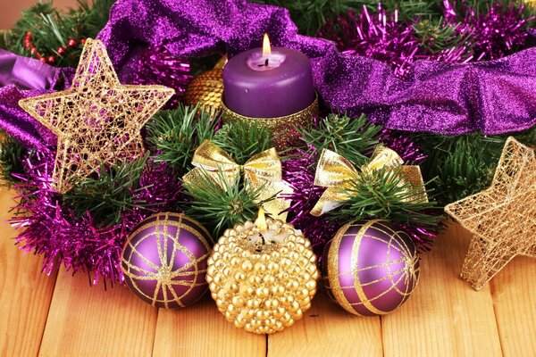 Decorazioni natalizie in stile viola candele stelle palloncini