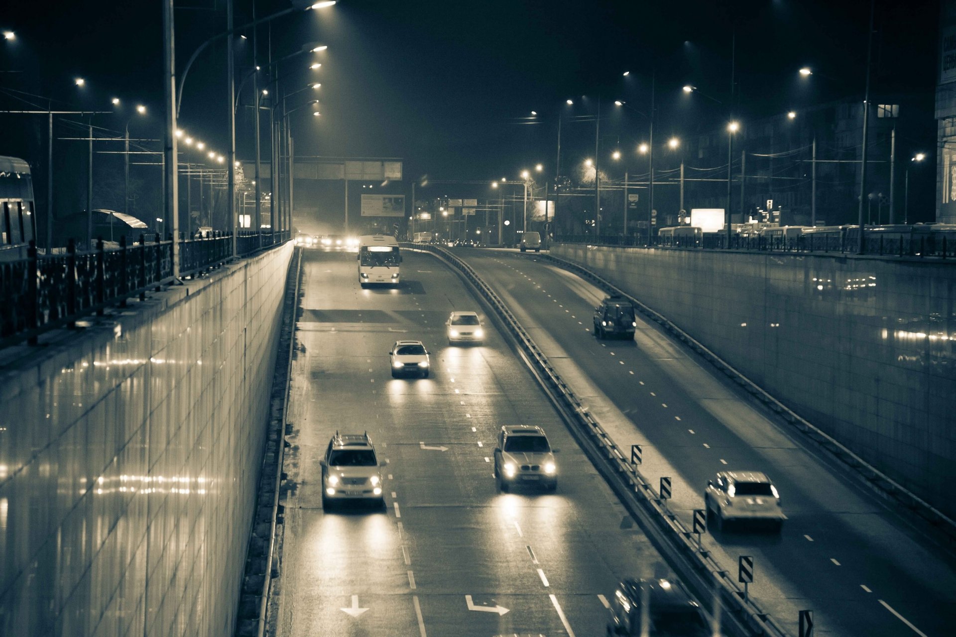 ville nuit tonel voitures lumière phares