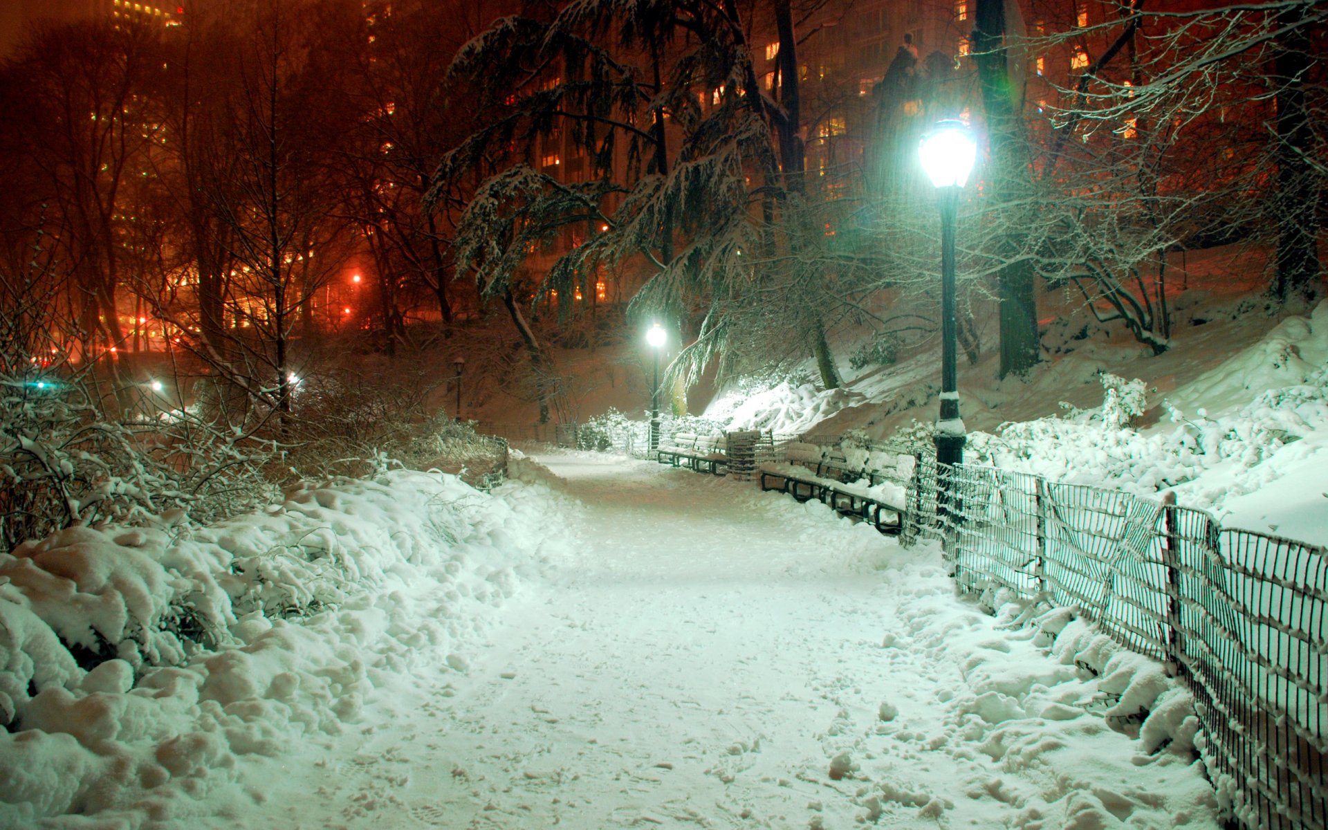 ville lanterne neige lumière bâtiments parc soirée trottoir clôture arbres