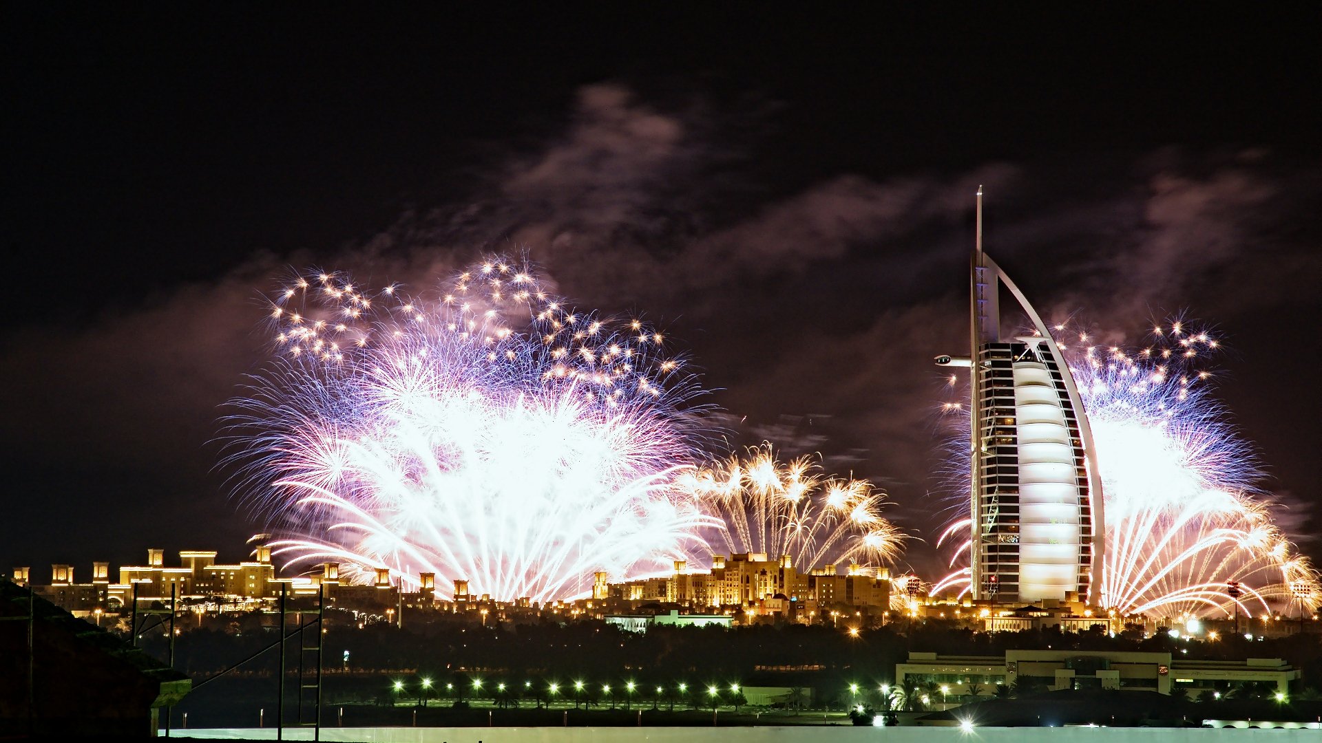 zea dubaj miasto burj al-arab hotel noc światła fajerwerki