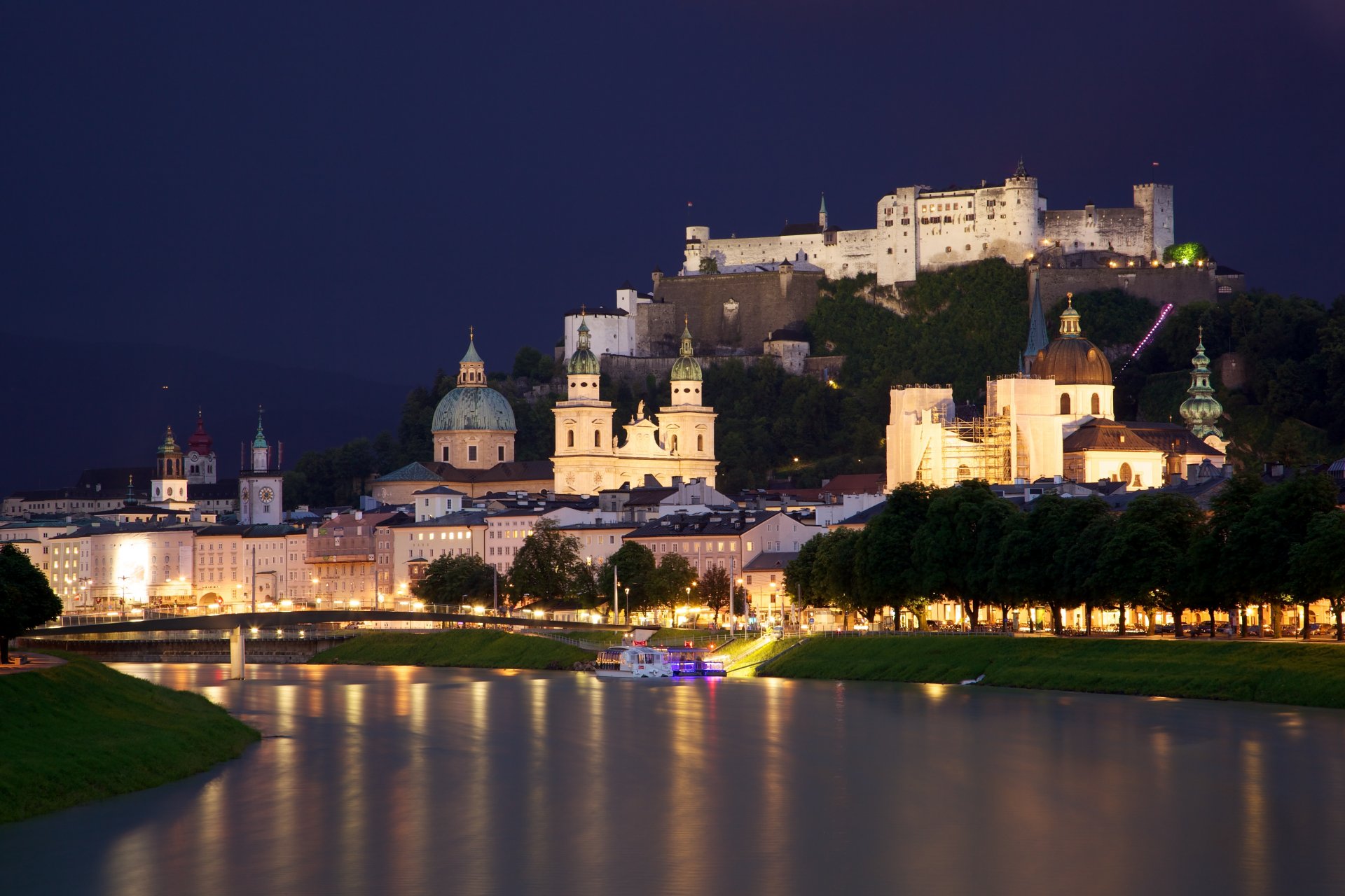 salzburg austria miasto sity salzach rzeka domy kaplice zamek salzach most przystań kościół katedra noc światła