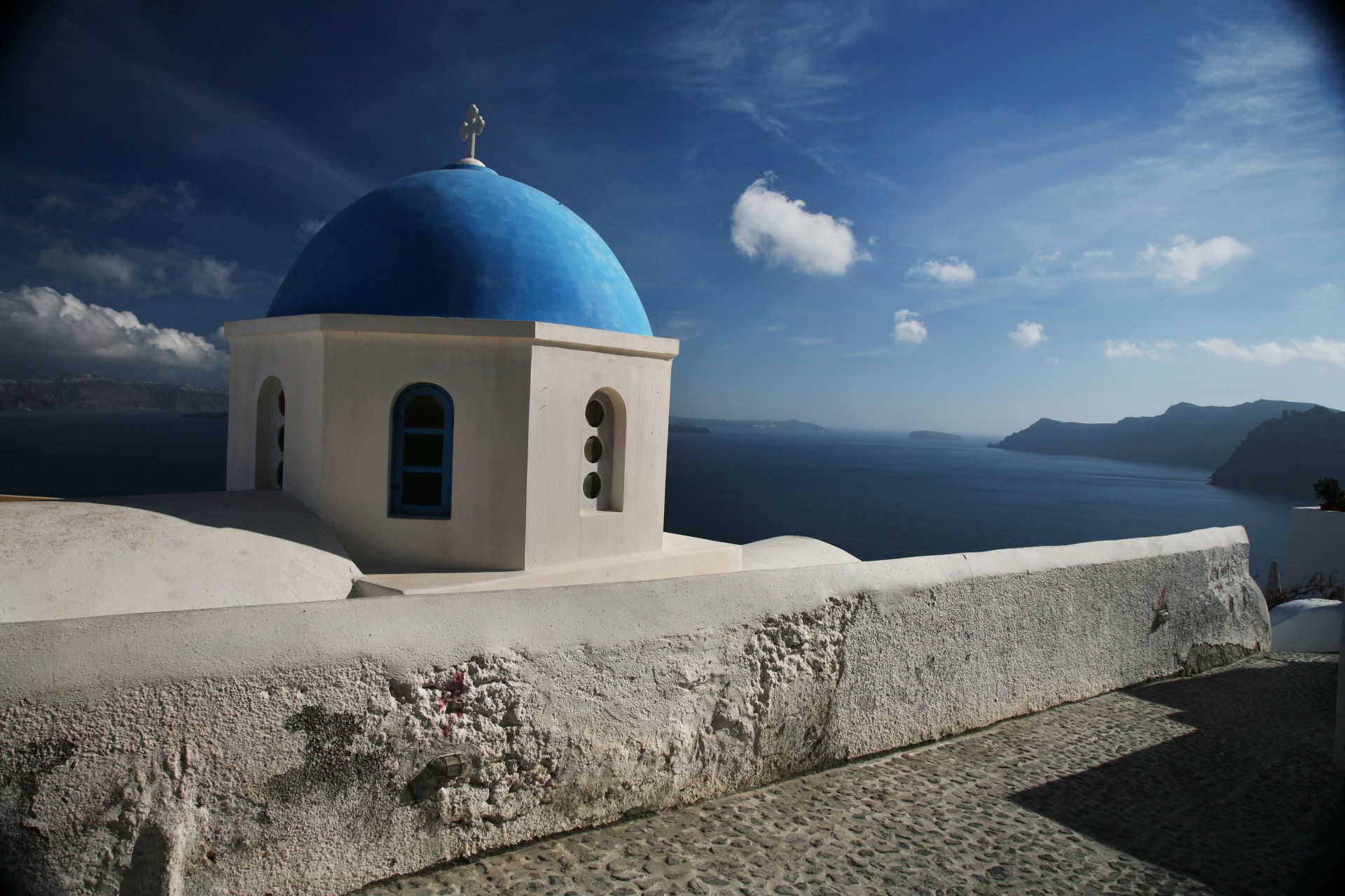 santorini grecja chmury kopuła kościół niebo morze góry