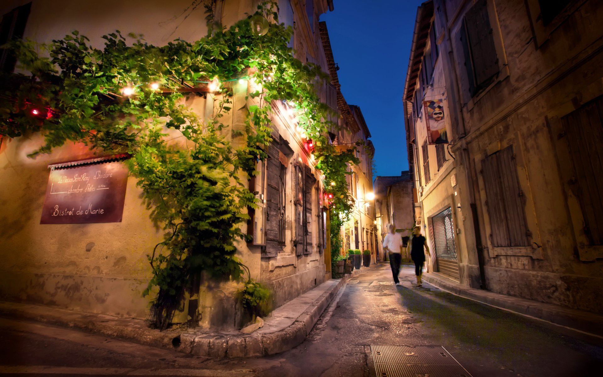 francja saint-remy-de-provence noc ulica