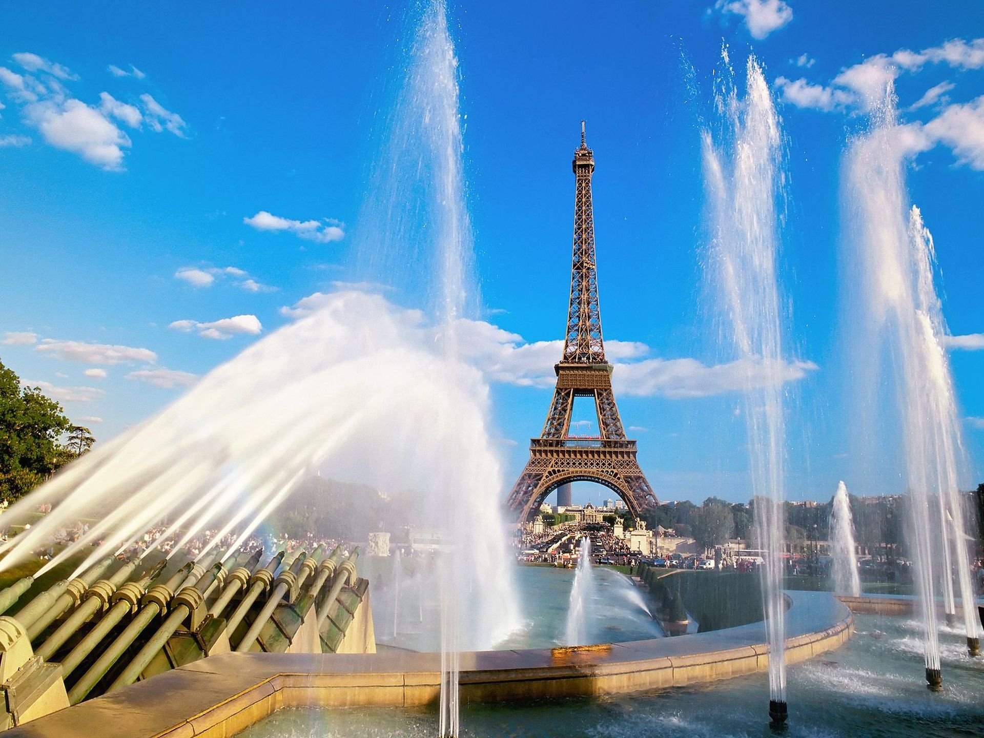 tour eiffel et fontaine paris france