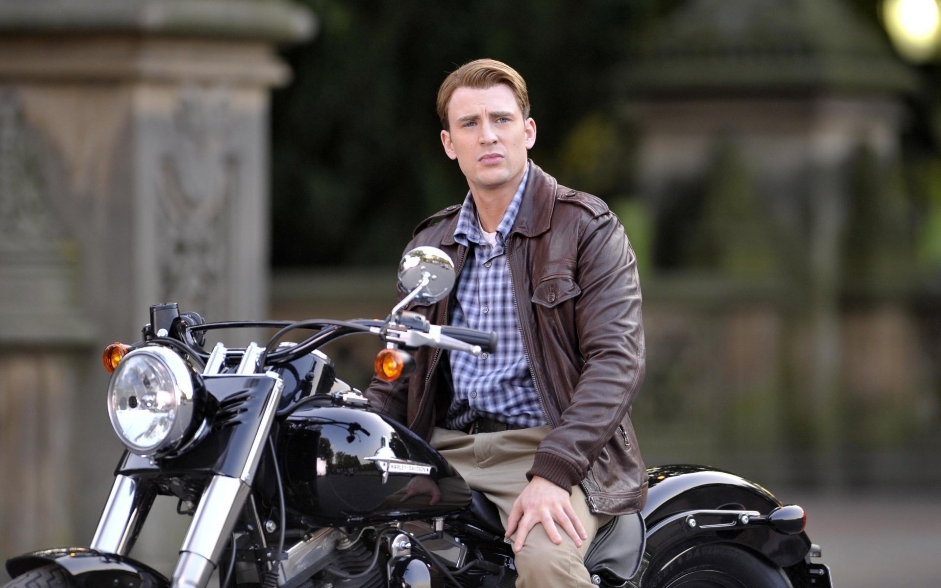 actor motorcycle chris evans look man chris evan