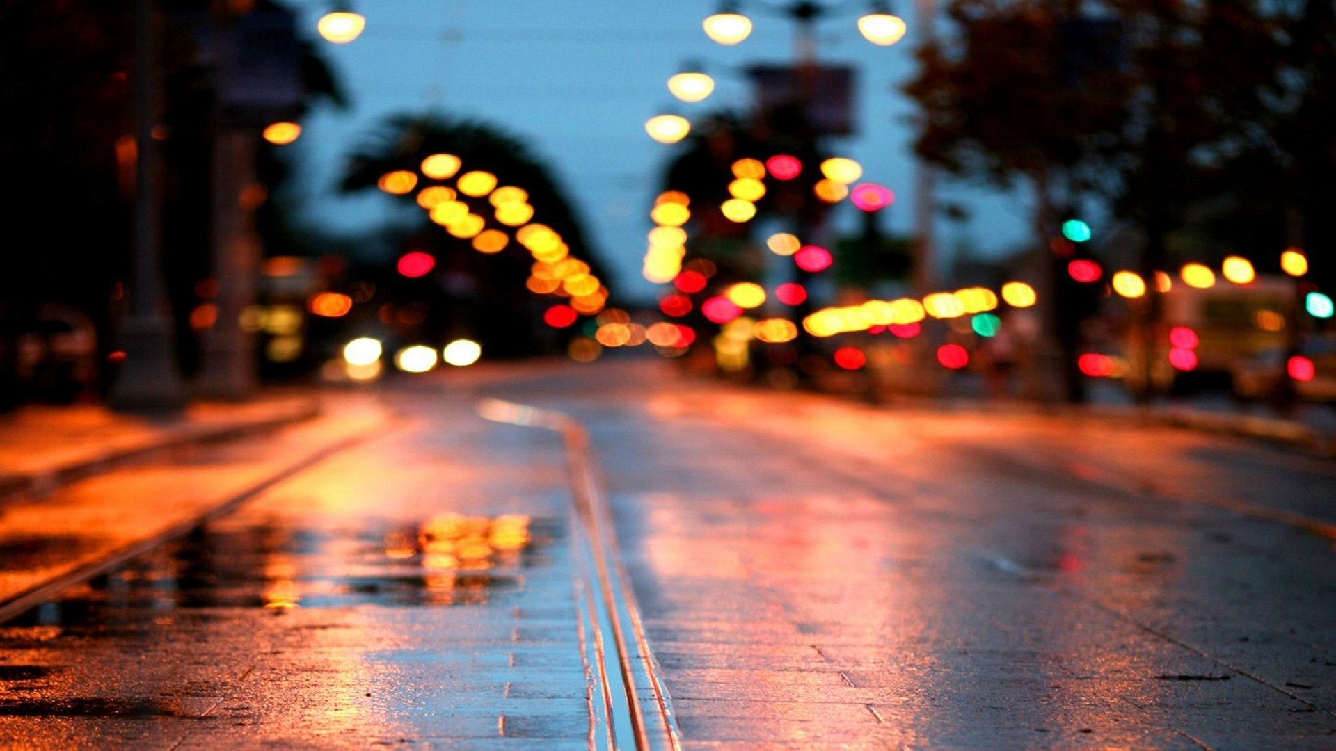 macro ville route flaque d eau humide pluie lumières éblouissement rue lanternes fond d écran 1920x1080