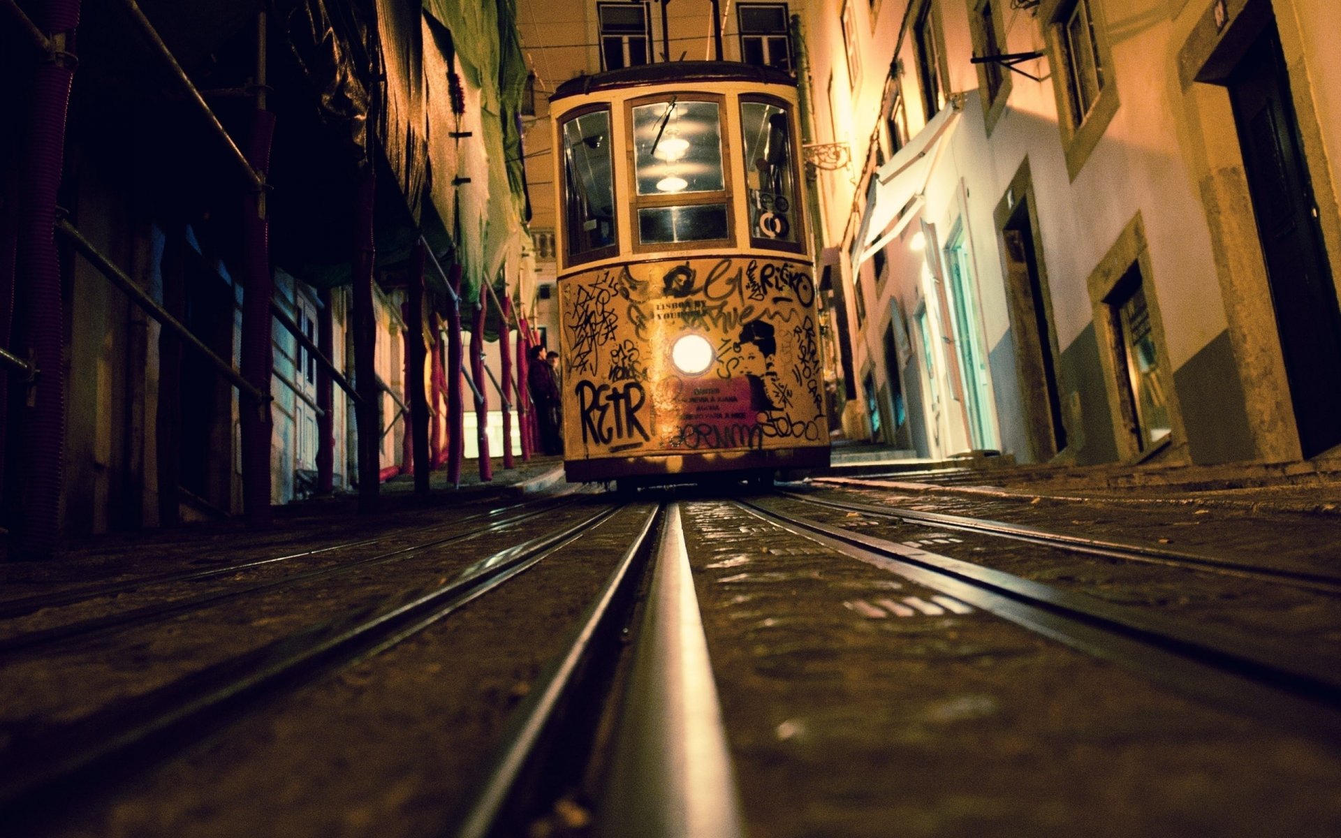 tram rails maison nuit