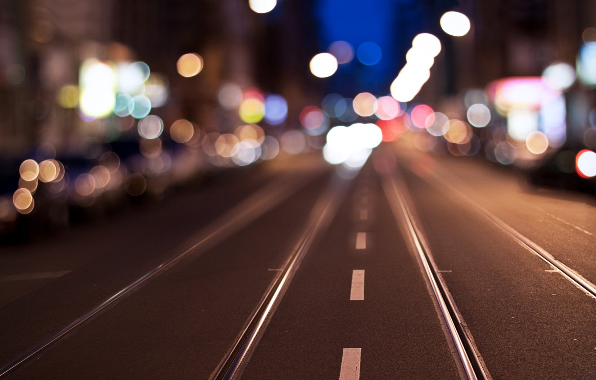 bokeh unschärfe stadt straße gebäude blendung straße trennstreifen schienen wege weg weg himmelstreifen abend lichter autos