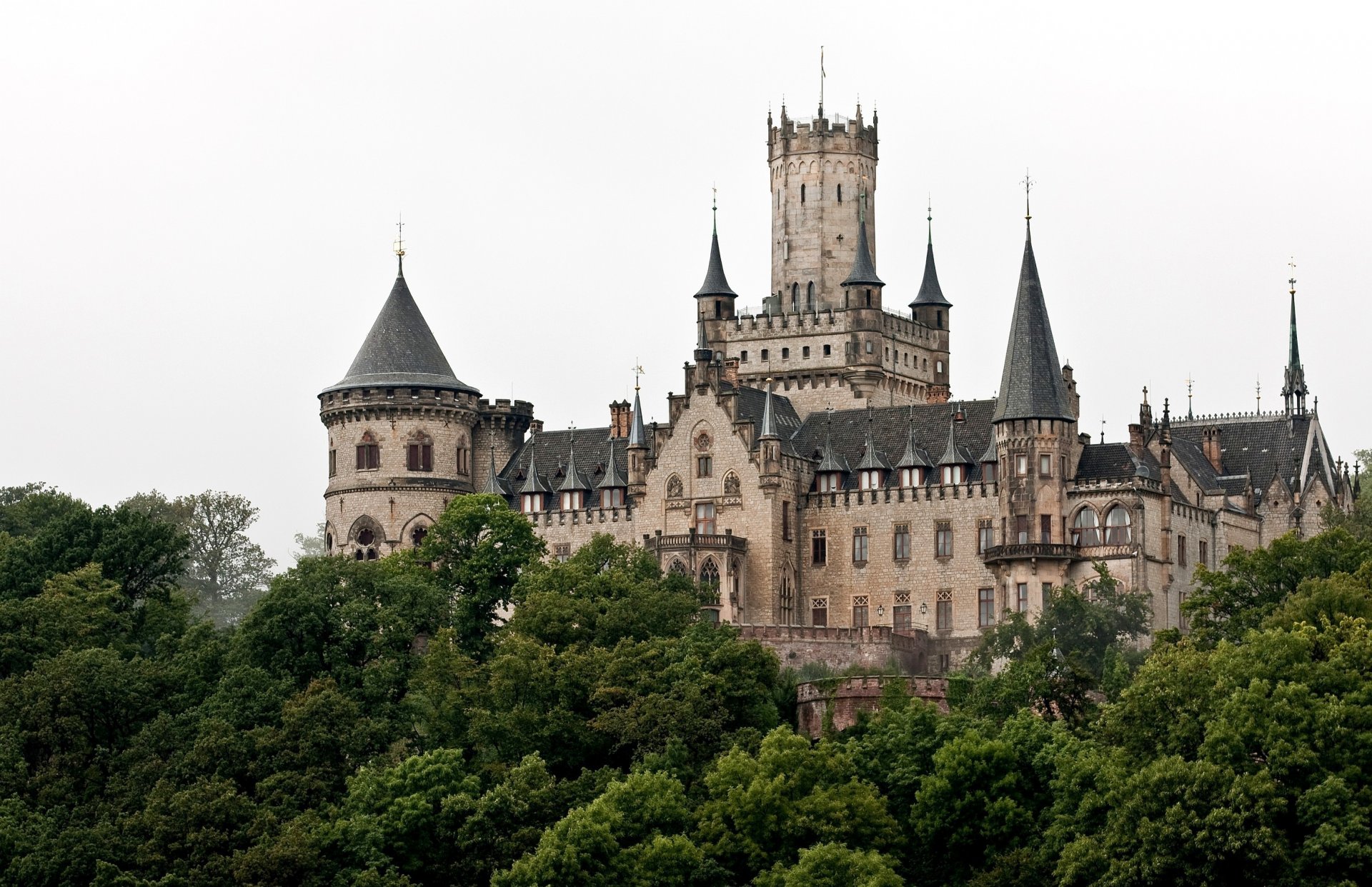 niemcy hanower zamek marienburg neogotycki zamek marienburg iglice wieże drzewa