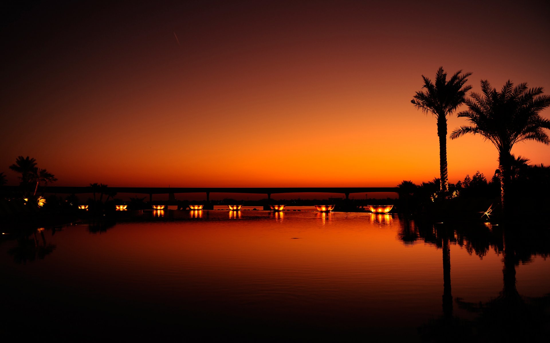 ville dubaï nuit soir coucher de soleil orange noir palmiers eau lumière réflexion